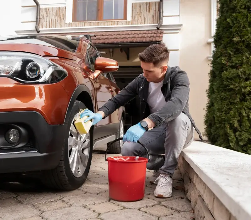 Lavage auto à domicile Cénevières : professionnel intervenant sur un véhicule